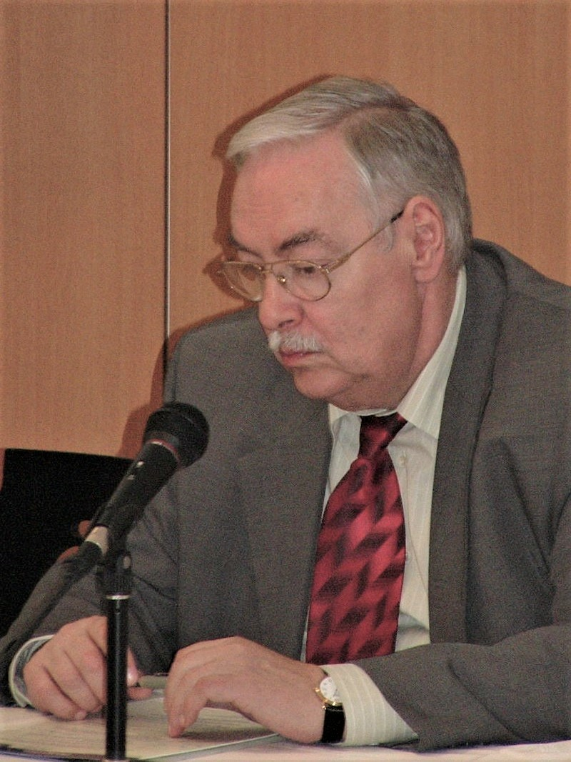 Dr. Kara Pál